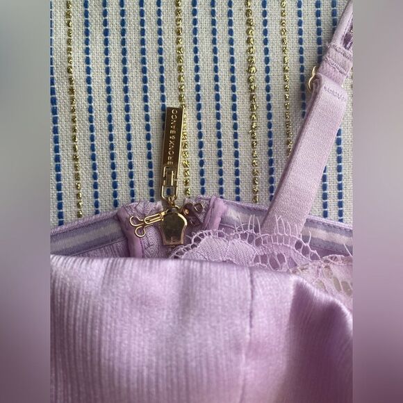 Bronx & Banco lavender top with a delicate lace bra - Picture 10 of 11